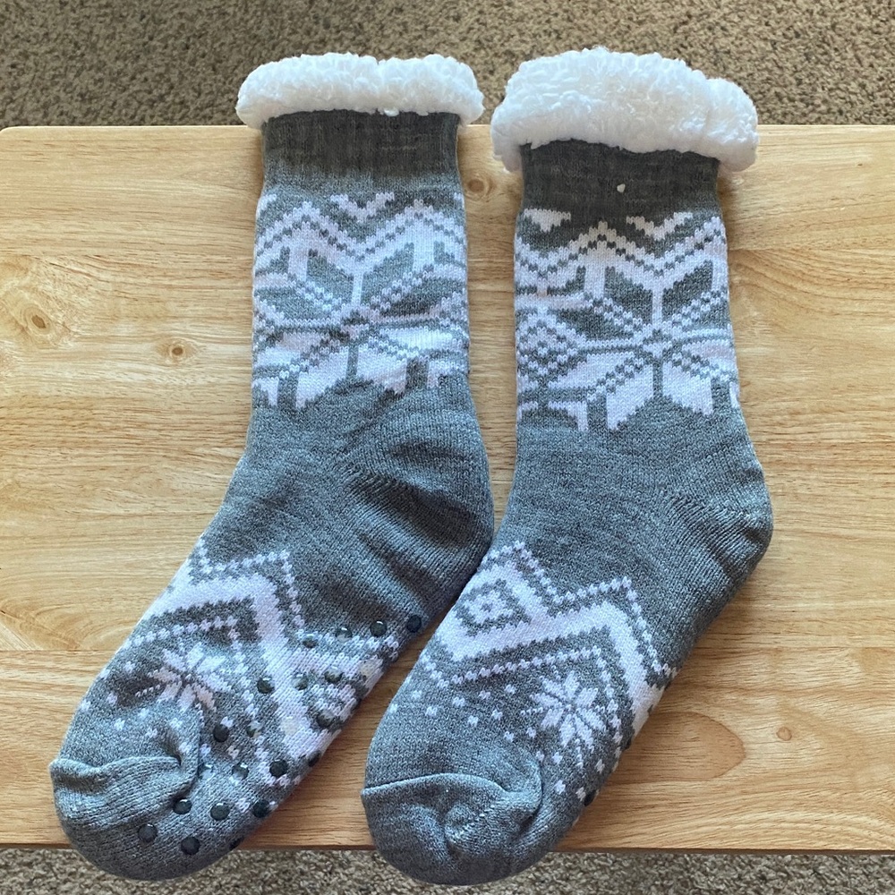 Women’s Cozy Gray Snowflake Grip Socks (NWOT)